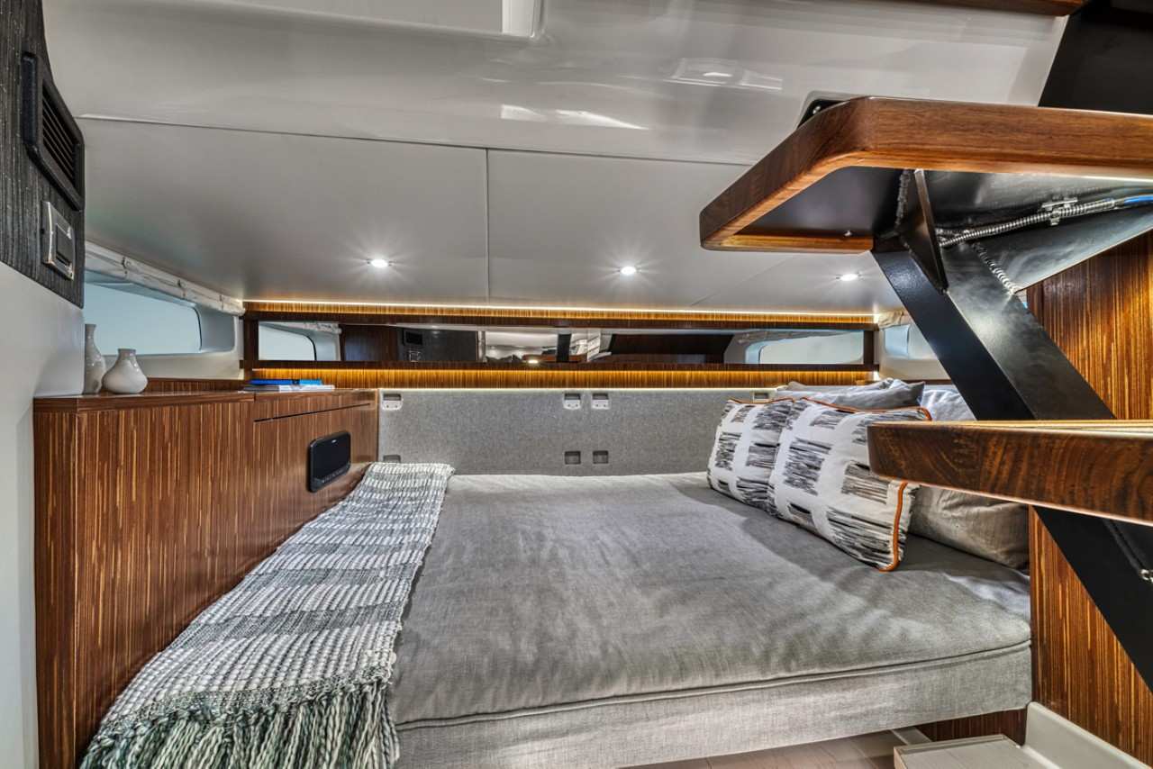 Sundancer 370 Outboard cabin mid berth bed