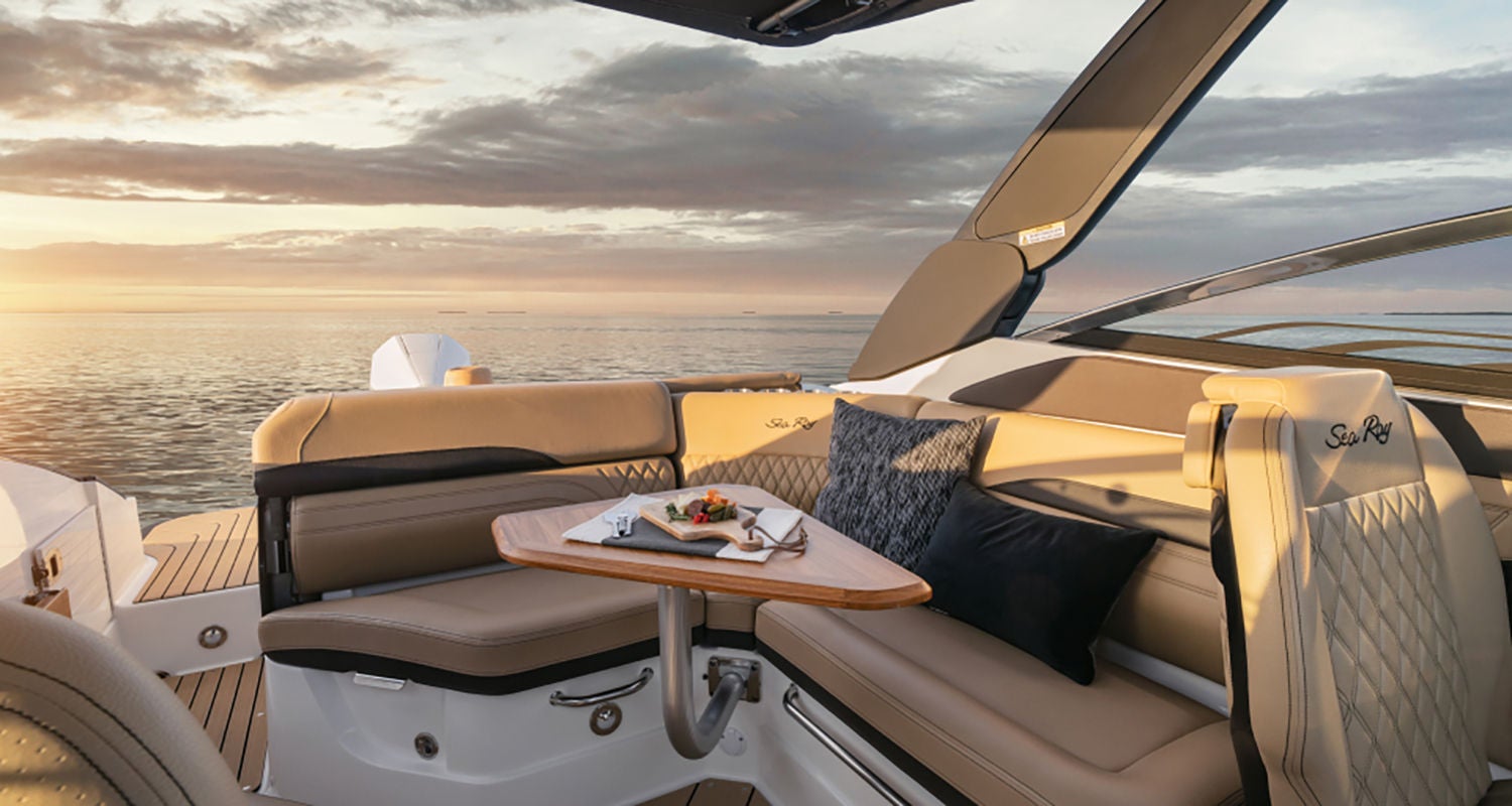 Sea Ray SLX 260 lounge sunset