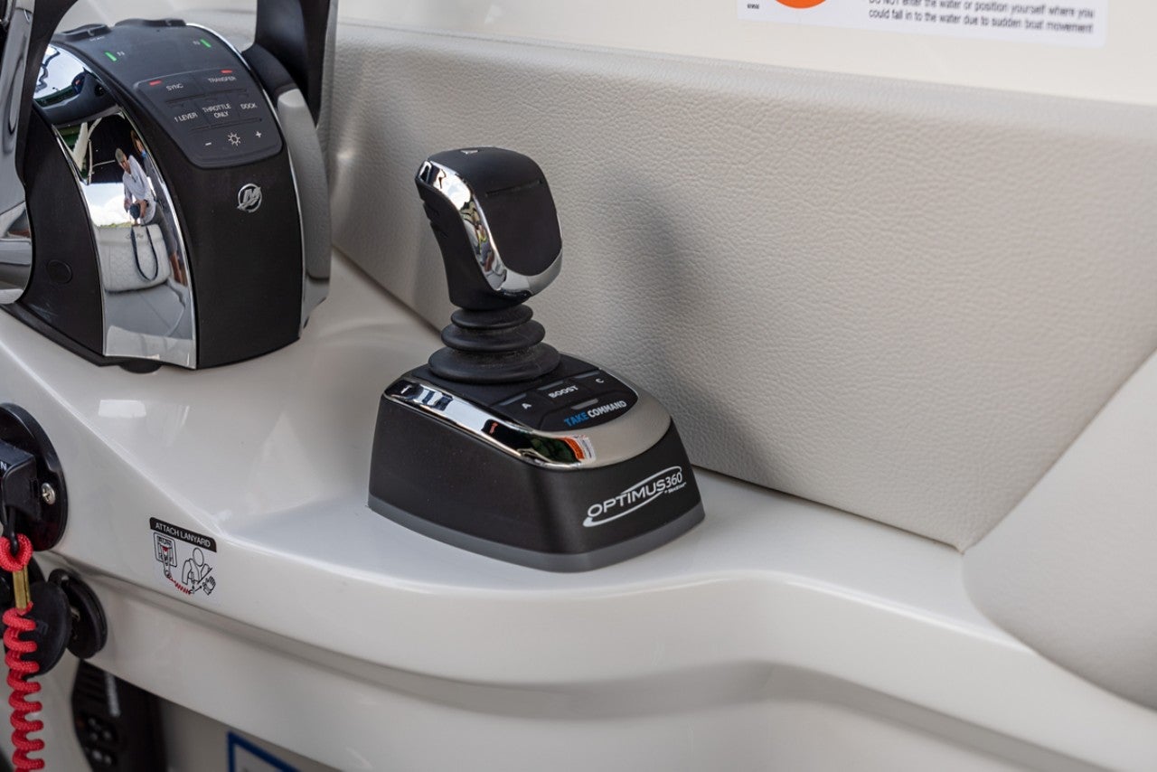 2024-SDX-290-Outboard-SDO290-helm-joystick-08009.jpg