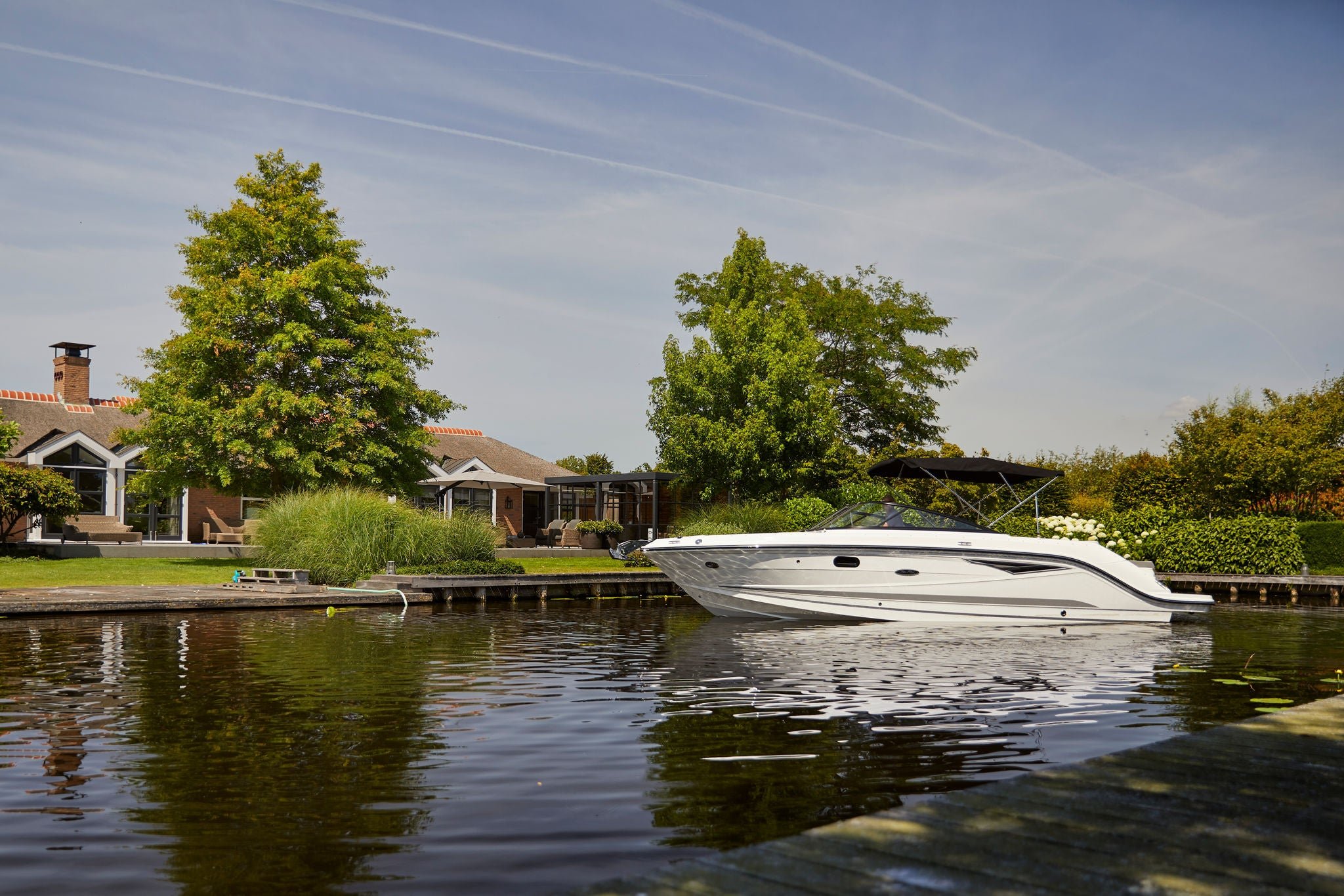 Sea Ray SLX 250 in front of pier 