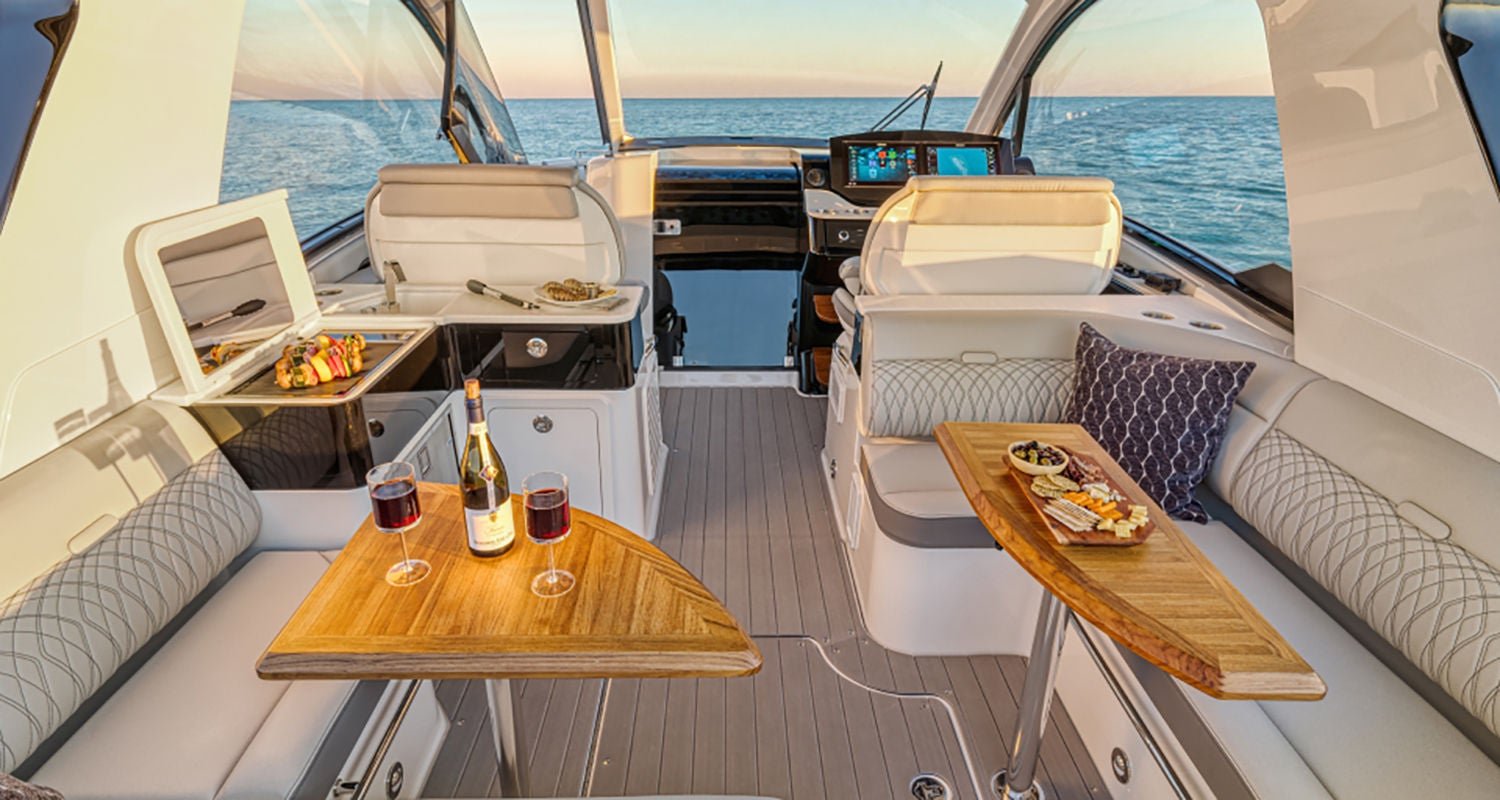 Sea Ray Sundancer 370 cockpit lounge