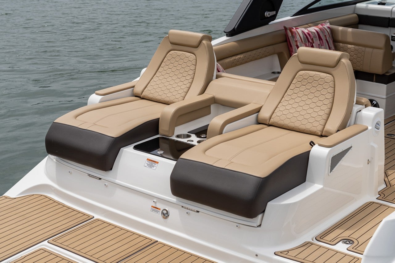 2024 SDX 290 starboard stern transom loungers