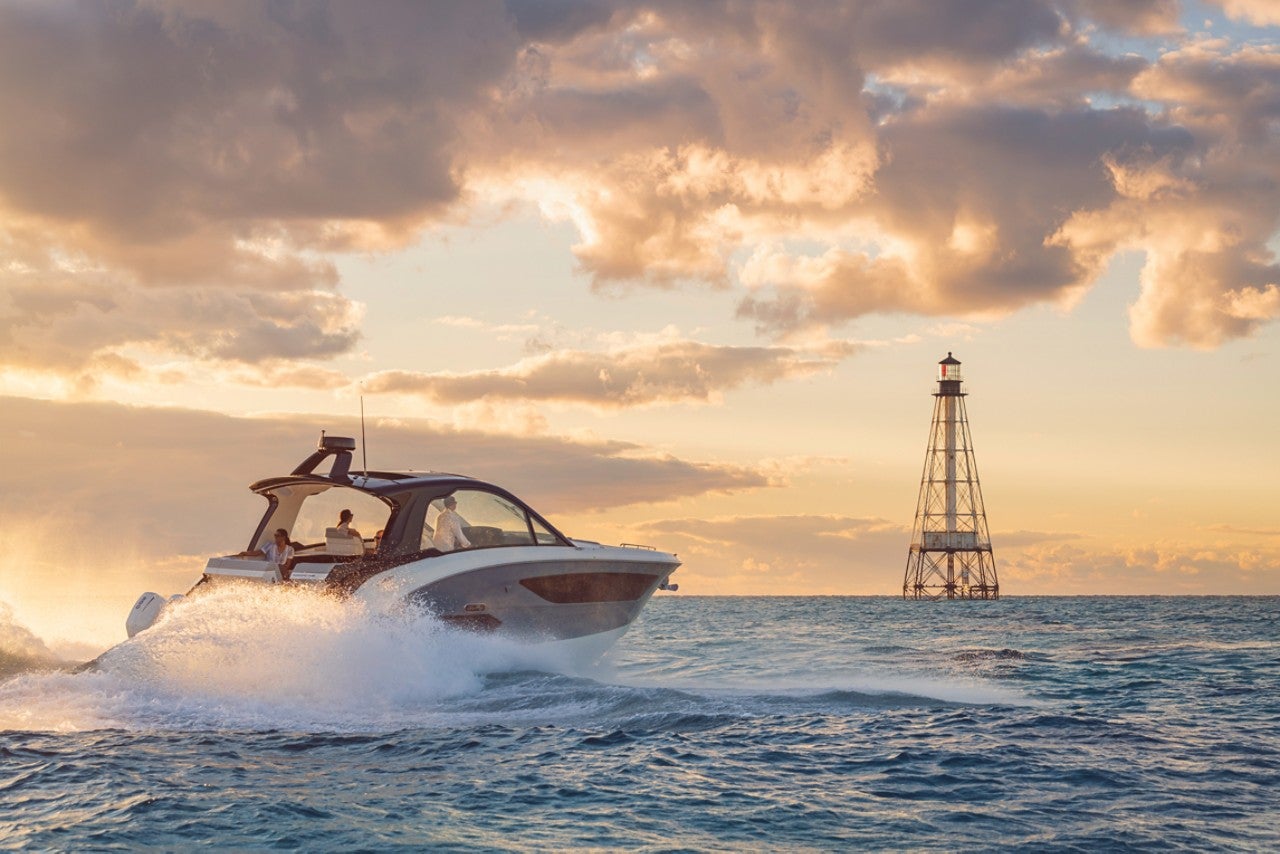 Sundancer 370 Outboard with lighthouse