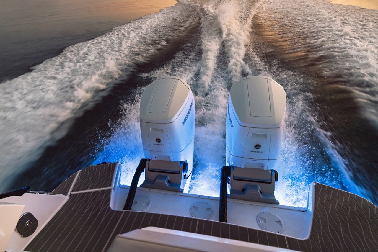 Sundancer 370 Outboard engines running at sunset