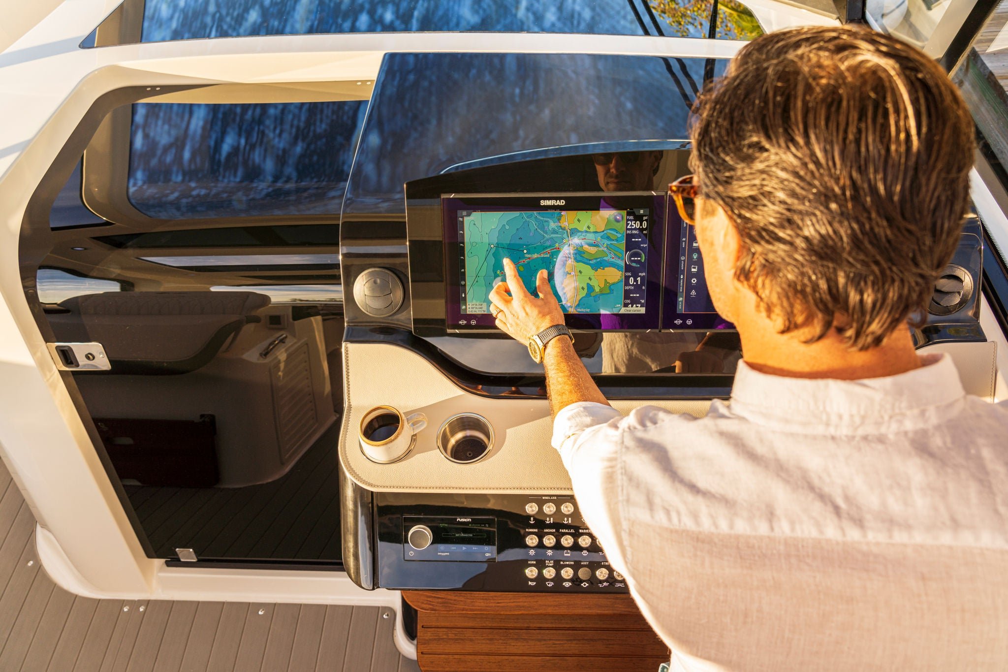 Man at the helm of a Sundancer 370