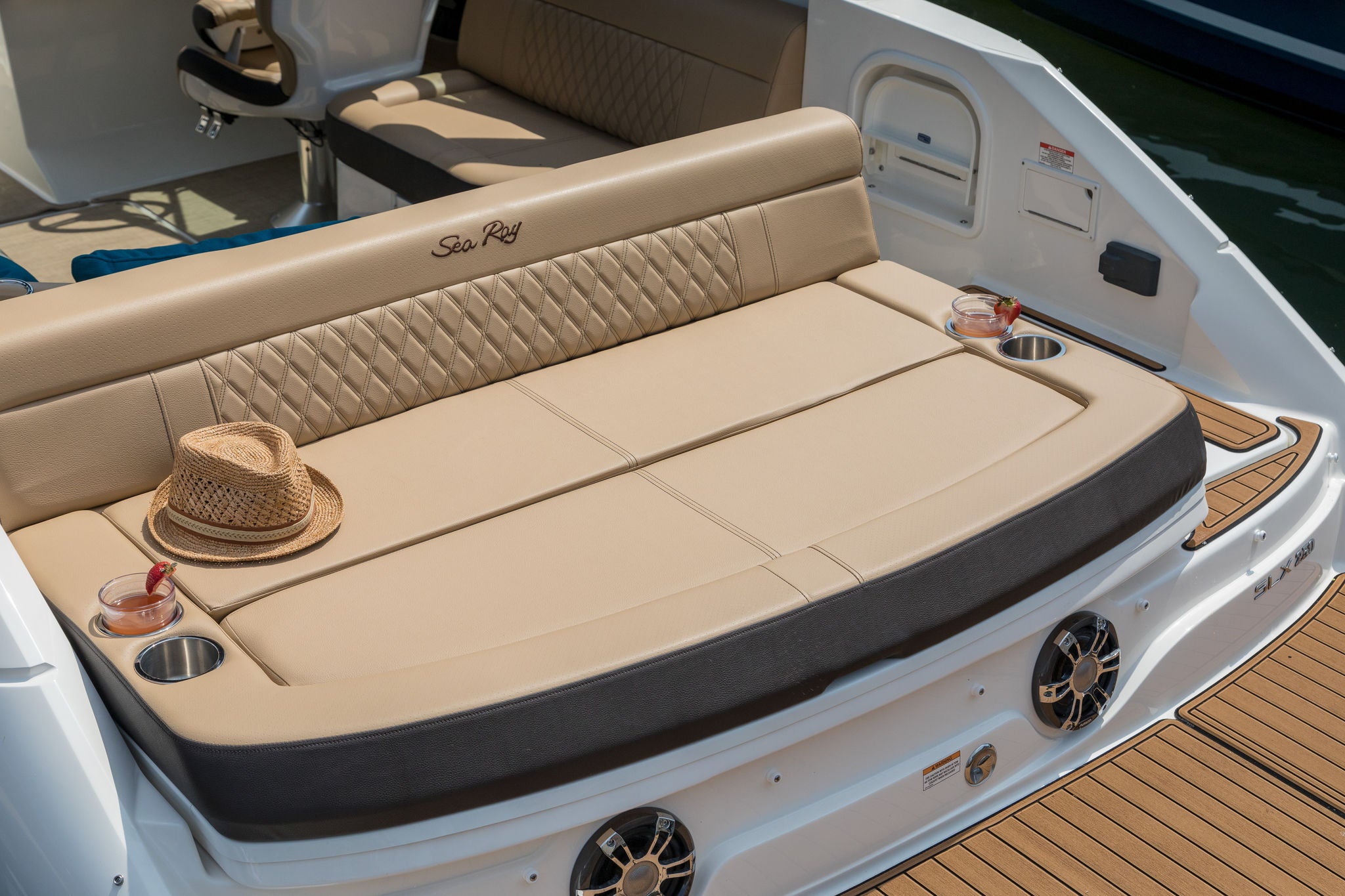 Sea Ray SLX 250 transom seating