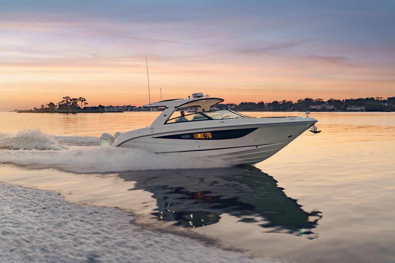 SLX 400 Outboard cockpit seating table