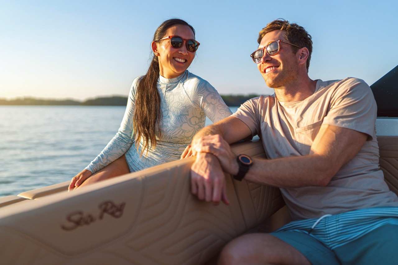 SDX 250 SURF couple cockpit sunset