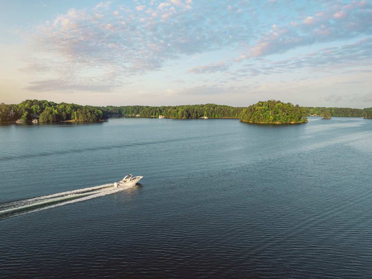 SDX 270 Outboard running starboard stern three quarter