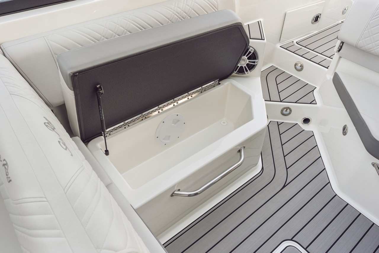 SDX 270 Outboard storage