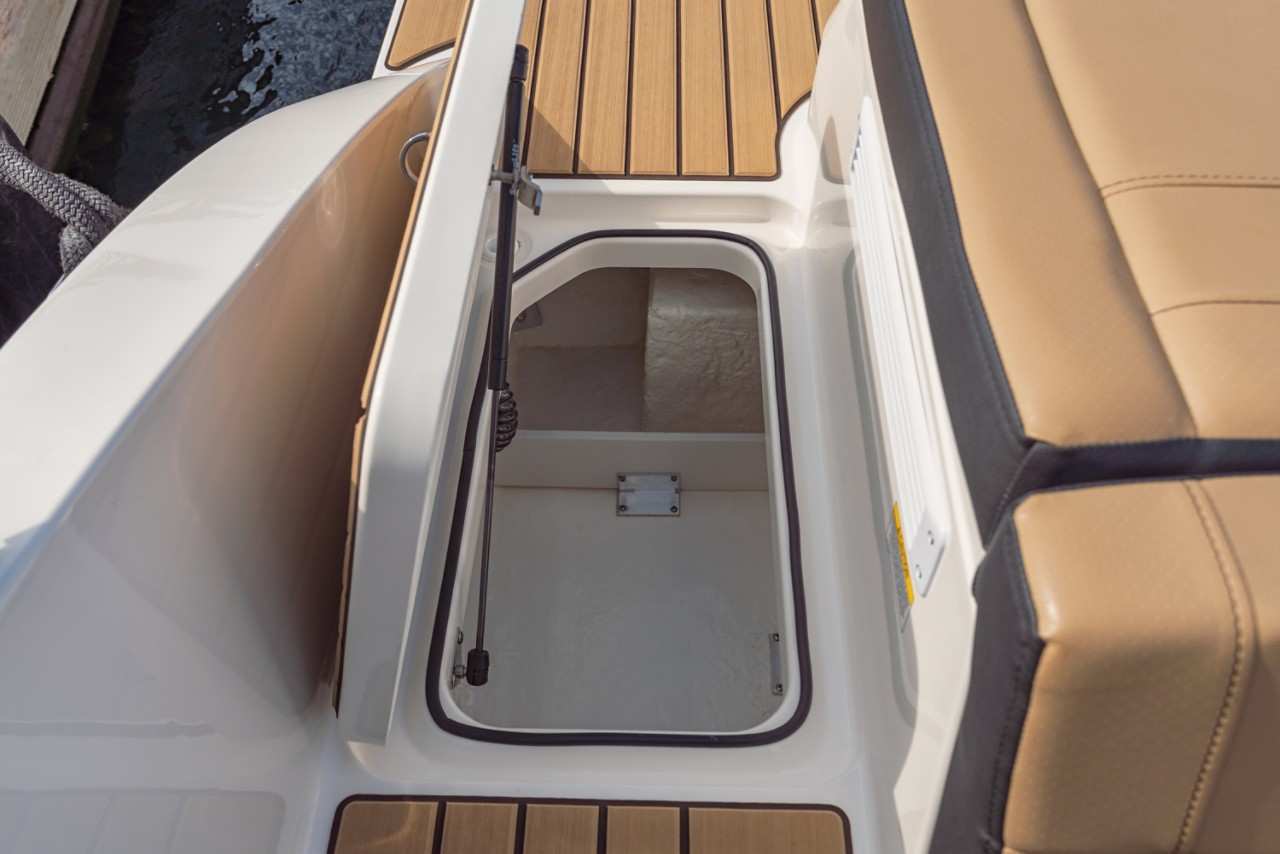SPX 190 Outboard port companion seat