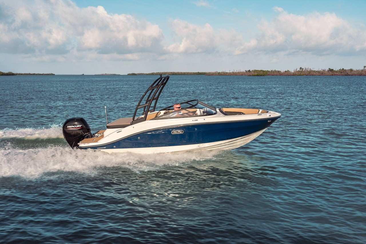 SPX 190 Outboard running starboard stern three quarter
