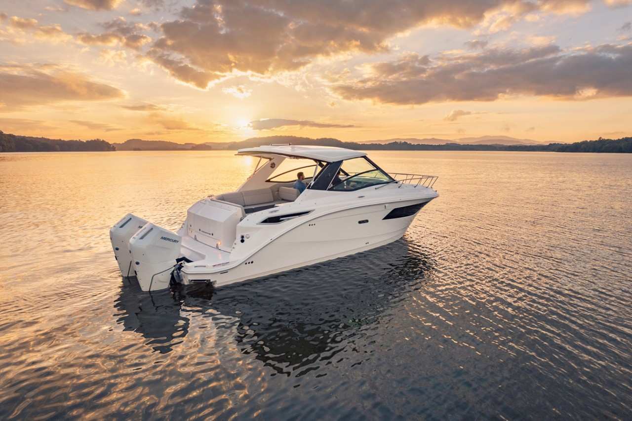 Sundancer 320 Outboard coupe running rear three quarter